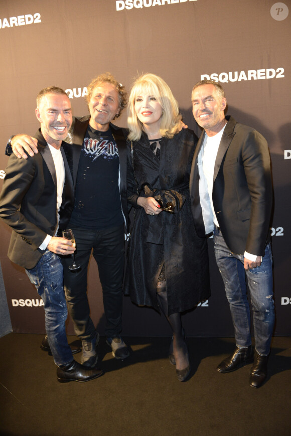 Dean Caten, RenzoRosso, Amanda Lear et Dan Caten lors du défilé Dsquared² (collection printemps-été 2016) à Milan. Le 26 septembre 2015.