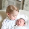 Photo de la princesse Charlotte de Cambridge dans les bras de son frère George après sa naissance le 2 mai 2015, réalisée par leur mère Kate Middleton, duchesse de Cambridge.