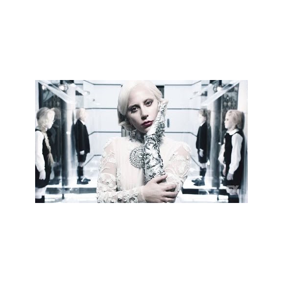 Lady Gaga incarne une comtesse sanguinaire et cruelle dans la nouvelle saison d'American Horror Story : Hotel  / image extraite du trailer diffusé sur Youtube.  