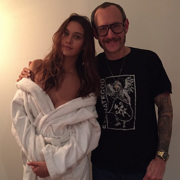 Anouchka Alsif prend la pose avec Terry Richardson après un shooting pour LUI Magazine