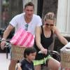 Francesco Totti est beaucoup moins à l'aise à vélo que sa femme Ilary durant leur vacances à Miami le 4 juin 2012