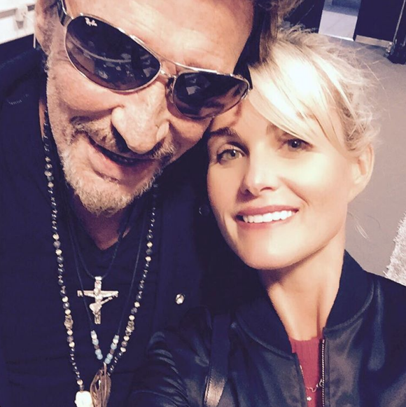 Pause selfie pour Johnny et Laeticia Hallyday au Palais Nikaia à Nice où le rockeur débute sa grande tournée "Rester Vivant", le 2 octobre 2015.