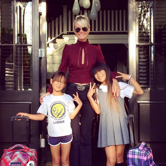 Jade et Joy, accompagnées de leur maman, Laeticia Hallyday, quittent leur maison pour leur rentrée des classes au Lycée français de Pacific Palisades, le 8 septembre 2015.