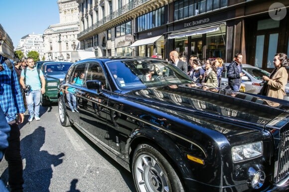 Kris Jenner et Corey Gamble arrivent en Rolls-Royce à l'InterContinental pour assister au défilé Balmain (collection printemps-été 2016). Paris, le 1er octobre 2015.