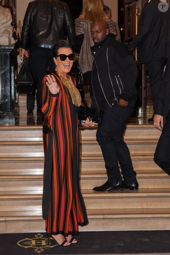 Kris Jenner et son compagnon Corey Gamble arrivent à l'InterContinental pour assister au défilé Balmain (collection printemps-été 2016). Paris, le 1er octobre 2015.
