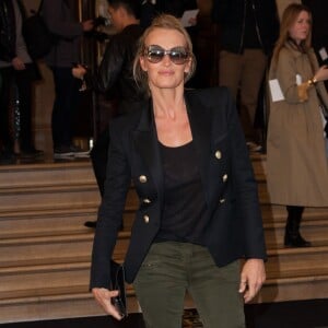 Estelle Lefébure arrive à l'InterContinental pour assister au défilé Balmain (collection printemps-été 2016). Paris, le 1er octobre 2015.