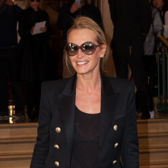 Estelle Lefébure arrive à l'InterContinental pour assister au défilé Balmain (collection printemps-été 2016). Paris, le 1er octobre 2015.