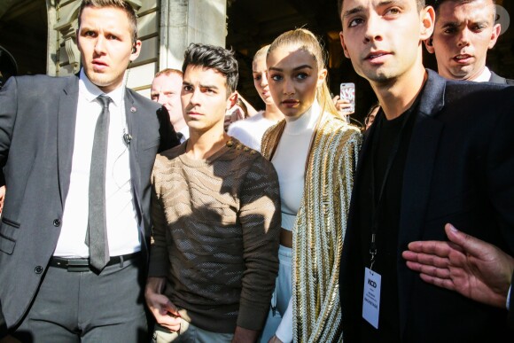 Joe Jonas et le mannequin Gigi Hadid quittent l'InterContinental à l'issue du défilé Balmain (collection printemps-été 2016). Paris, le 1er octobre 2015.