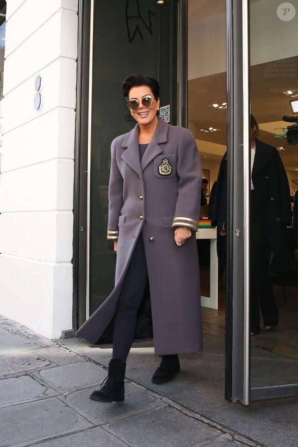 Kris Jenner quitte le magasin colette, rue Saint-Honoré. Paris, le 1er octobre 2015.