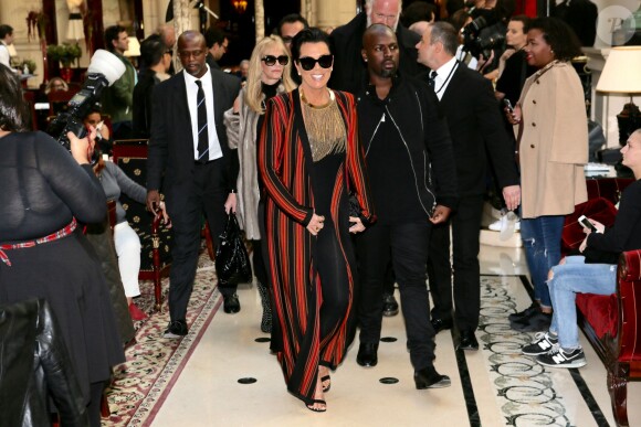 Kris Jenner et son compagnon Corey Gamble arrivent à l'InterContinental pour assister au défilé Balmain (collection printemps-été 2016). Paris, le 1er octobre 2015.
