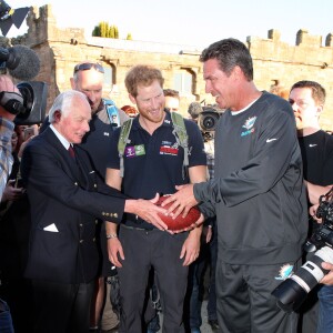 Le prince Harry a fait le 30 septembre 2015 une marche d'une trentaine de kilomètres dans les environs de Shrewsbury avec six blessés de guerre dans le cadre de la Walk of Britain organisée par l'association Walking with the Wounded qu'il parraine.