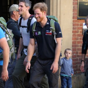 Le prince Harry a fait le 30 septembre 2015 une marche d'une trentaine de kilomètres dans les environs de Shrewsbury avec six blessés de guerre dans le cadre de la Walk of Britain organisée par l'association Walking with the Wounded qu'il parraine.