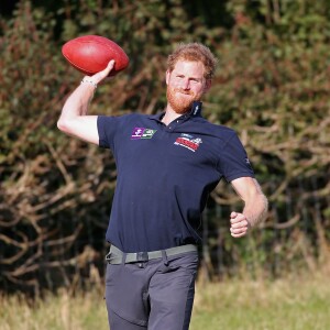 Le prince Harry, qui a profité d'une pause pour faire quelques passes avec la légende de la NFL Dan Marino, a fait le 30 septembre 2015 une marche d'une trentaine de kilomètres dans les environs de Shrewsbury avec six blessés de guerre dans le cadre de la Walk of Britain organisée par l'association Walking with the Wounded qu'il parraine.