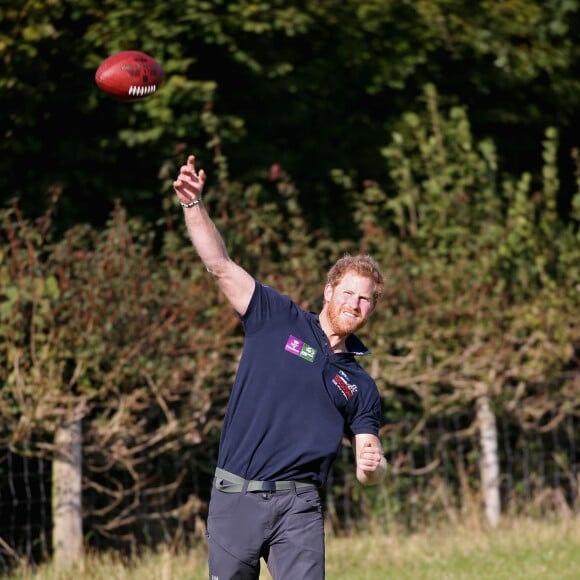 Le prince Harry, qui a profité d'une pause pour faire quelques passes avec la légende de la NFL Dan Marino, a fait le 30 septembre 2015 une marche d'une trentaine de kilomètres dans les environs de Shrewsbury avec six blessés de guerre dans le cadre de la Walk of Britain organisée par l'association Walking with the Wounded qu'il parraine.