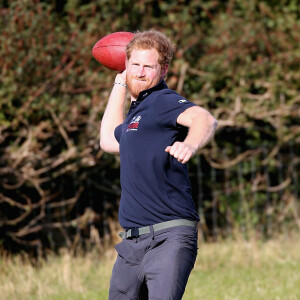 Le prince Harry, qui a profité d'une pause pour faire quelques passes avec la légende de la NFL Dan Marino, a fait le 30 septembre 2015 une marche d'une trentaine de kilomètres dans les environs de Shrewsbury avec six blessés de guerre dans le cadre de la Walk of Britain organisée par l'association Walking with the Wounded qu'il parraine.