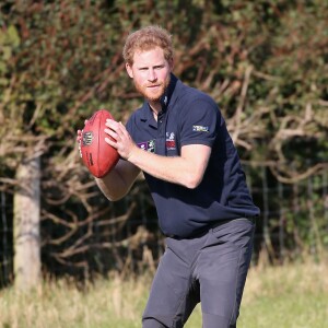 Le prince Harry, qui a profité d'une pause pour faire quelques passes avec la légende de la NFL Dan Marino, a fait le 30 septembre 2015 une marche d'une trentaine de kilomètres dans les environs de Shrewsbury avec six blessés de guerre dans le cadre de la Walk of Britain organisée par l'association Walking with the Wounded qu'il parraine.