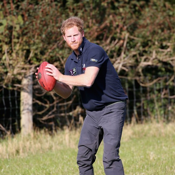 Le prince Harry, qui a profité d'une pause pour faire quelques passes avec la légende de la NFL Dan Marino, a fait le 30 septembre 2015 une marche d'une trentaine de kilomètres dans les environs de Shrewsbury avec six blessés de guerre dans le cadre de la Walk of Britain organisée par l'association Walking with the Wounded qu'il parraine.