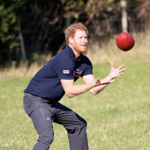 Le prince Harry, qui a profité d'une pause pour faire quelques passes avec la légende de la NFL Dan Marino, a fait le 30 septembre 2015 une marche d'une trentaine de kilomètres dans les environs de Shrewsbury avec six blessés de guerre dans le cadre de la Walk of Britain organisée par l'association Walking with the Wounded qu'il parraine.