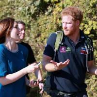 Prince Harry : "Pas près de se caser", le bachelor barbu poursuit son périple...