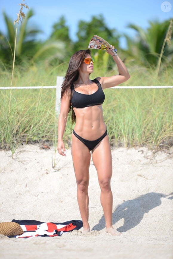 Michelle Lewin profite d'un après-midi ensoleillé à la plage, à South Beach. Miami, le 1er octobre 2015.