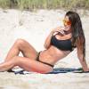 Michelle Lewin, torride en bikini, profite d'un après-midi ensoleillé à South Beach. Miami, le 1er octobre 2015.