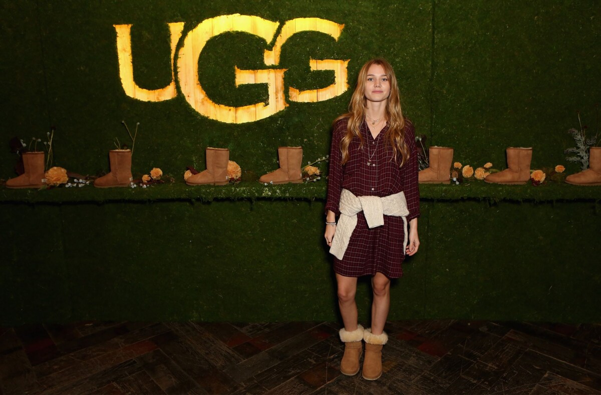 Vidéo : Immy Waterhouse assiste à l'UGG Classic Escape à la Soho