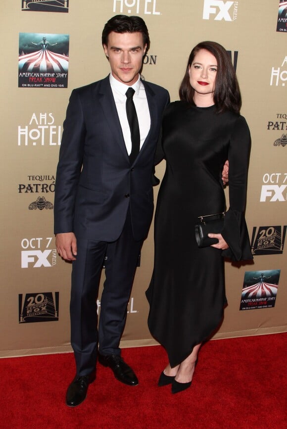 Finn Wittrocket sa femme Sarah Roberts à la première de «American Horror Story» à Los Angeles, le 3 octobre 2015