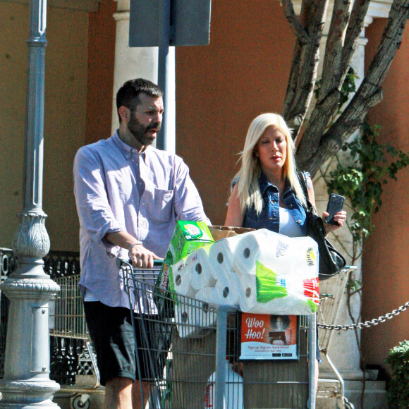Exclusif - Tori Spelling, qui ne porte plus de bandage suite à sa brûlure dans un restaurant japonais, est allée faire des courses au supermarché avec son ami de longue date, Merhan Farhat, à Calabasas. Le 23 septembre 2015