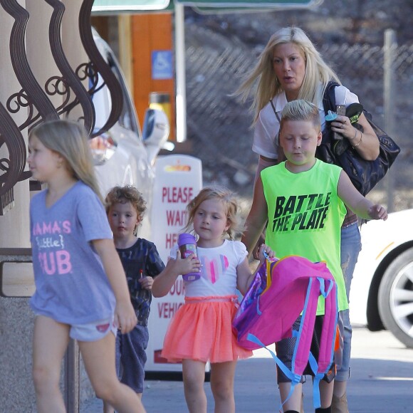 Exclusif - Tori Spelling se promène avec un inconnu et avec ses enfants Liam, Stella, Finn et Hattie dans les rues de Tarzana. Le petit Liam est allé chez le coiffeur «Floyd Barbershop» et la petite famille est allée ensuite diner dans un restaurant mexicain. Tori porte toujours son bandage. L'actrice américaine de 42 ans a décidé de porter plainte contre la chaîne de restaurants Benihana, qu'elle estime responsable de sa vilaine brûlure au bras droit. Le 6 septembre 2015