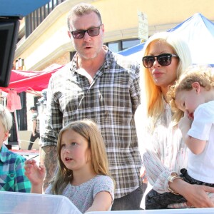 Tori Spelling, son mari Dean McDermott et leurs enfants Liam, Stella, Hattie et Finn font du shopping au Farmers Market à Studio City, le 23 août 2015.