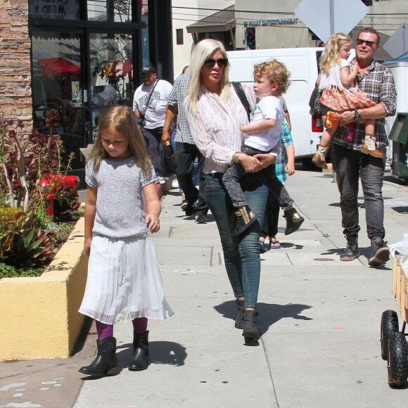 Tori Spelling, son mari Dean McDermott et leurs enfants Liam, Stella, Hattie et Finn font du shopping au Farmers Market à Studio City, le 23 août 2015.