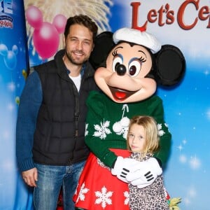 Jason Prestley et sa fille Ava Veronica Priestley à la soirée "Disney on Ice Let's Celebrate!" à Los Angeles, le 11 décembre 2014