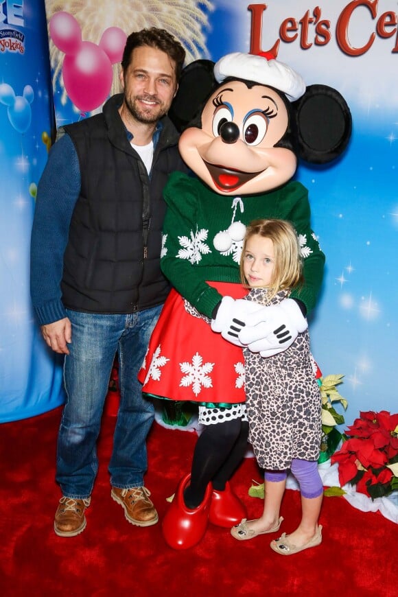 Jason Prestley et sa fille Ava Veronica Priestley à la soirée "Disney on Ice Let's Celebrate!" à Los Angeles, le 11 décembre 2014