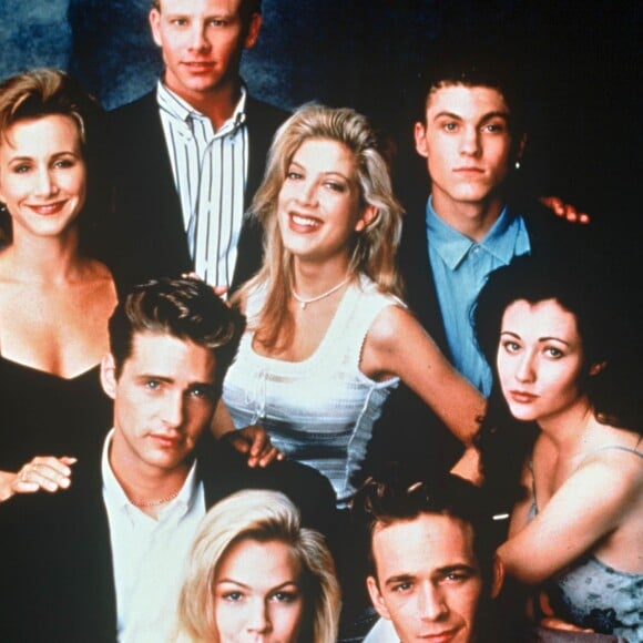 Jennie Garth, Jason Priestley, Gabrielle Carteris, Ian Ziering, Tori Spelling, Shannen Doherty, Brian Austin Green et Luke Perry de la série Beverly Gills, en 1990