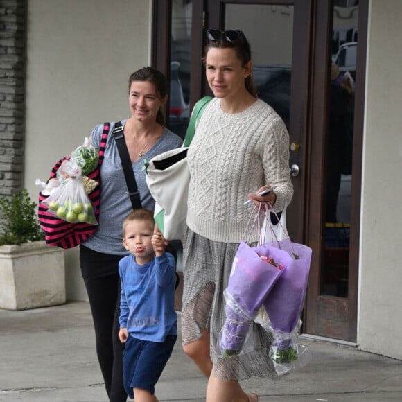 Ben Affleck et Jennifer Garner font du shopping avec leurs enfants Seraphina, Violet et Samuel à Pacific Palisades, le 4 octobre 2015