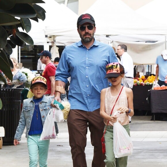 Ben Affleck et Jennifer Garner font du shopping avec leurs enfants Seraphina, Violet et Samuel à Pacific Palisades, le 4 octobre 2015