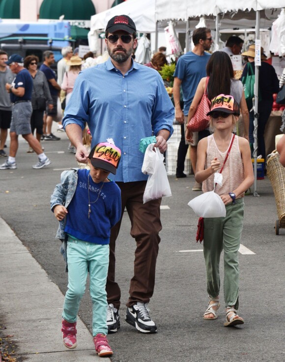 Ben Affleck avec les filles - Ben Affleck et Jennifer Garner font du shopping avec leurs enfants Seraphina, Violet et Samuel à Pacific Palisades, le 4 octobre 2015