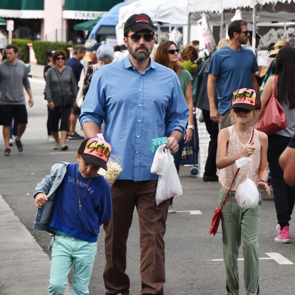 Ben Affleck et Jennifer Garner font du shopping avec leurs enfants Seraphina, Violet et Samuel à Pacific Palisades, le 4 octobre 2015