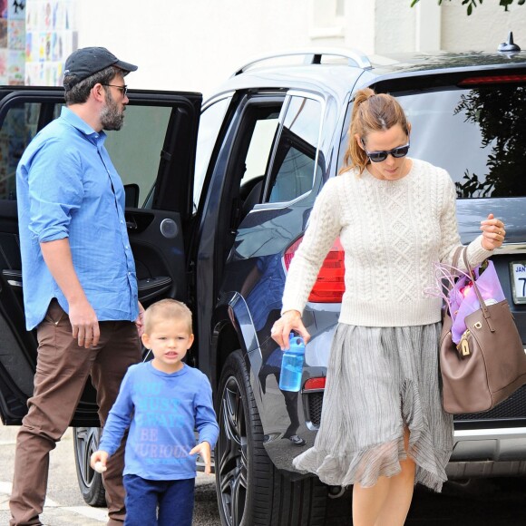 Ben Affleck et Jennifer Garner font du shopping avec leurs enfants Seraphina, Violet et Samuel à Pacific Palisades, le 4 octobre 2015