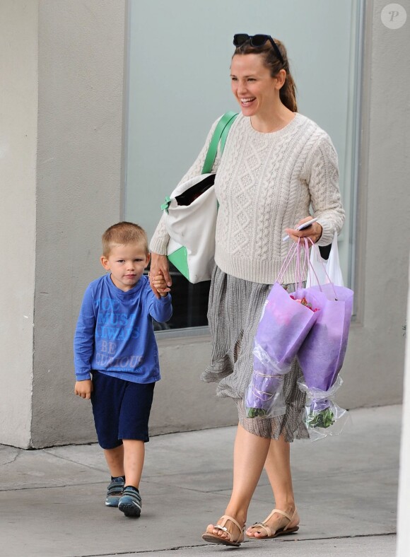 Jennifer Garner avec Samuel - Ben Affleck et Jennifer Garner font du shopping avec leurs enfants Seraphina, Violet et Samuel à Pacific Palisades, le 4 octobre 2015