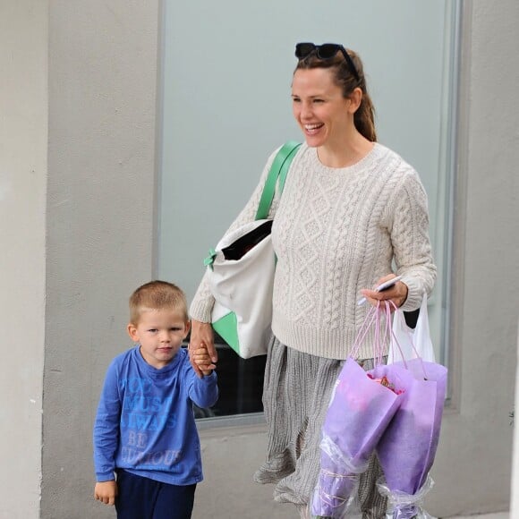 Jennifer Garner avec Samuel - Ben Affleck et Jennifer Garner font du shopping avec leurs enfants Seraphina, Violet et Samuel à Pacific Palisades, le 4 octobre 2015