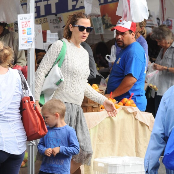 Ben Affleck et Jennifer Garner au Farmers Market avec leurs enfants Seraphina, Violet et Samuel à Pacific Palisades, le 4 octobre 2015