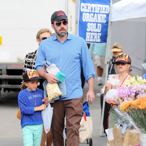 Ben Affleck et Jennifer Garner font du shopping avec leurs enfants Seraphina, Violet et Samuel à Pacific Palisades, le 4 octobre 2015