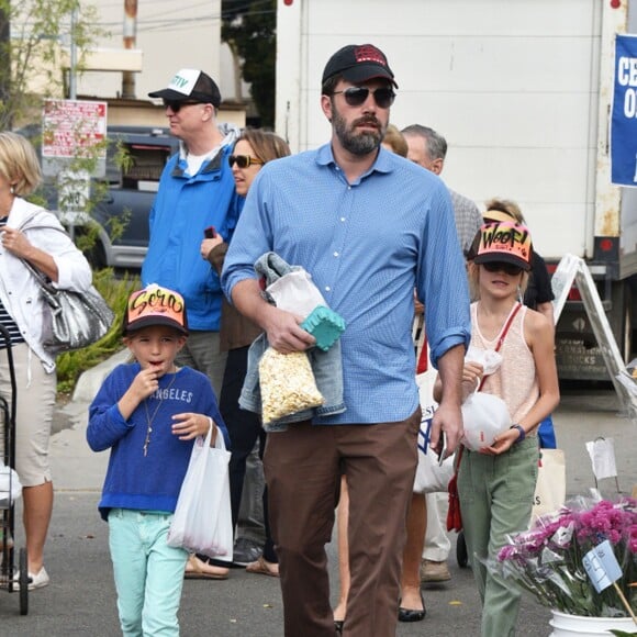 Ben Affleck et Jennifer Garner font du shopping avec leurs enfants Seraphina, Violet et Samuel à Pacific Palisades, le 4 octobre 2015