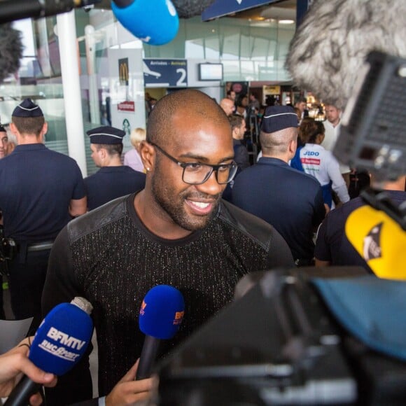 Teddy Riner à son arrivée à l'aéroport Roissy Charles de Gaulle après avoir décroché un huitième titre de champion du monde, le 31 août 2015