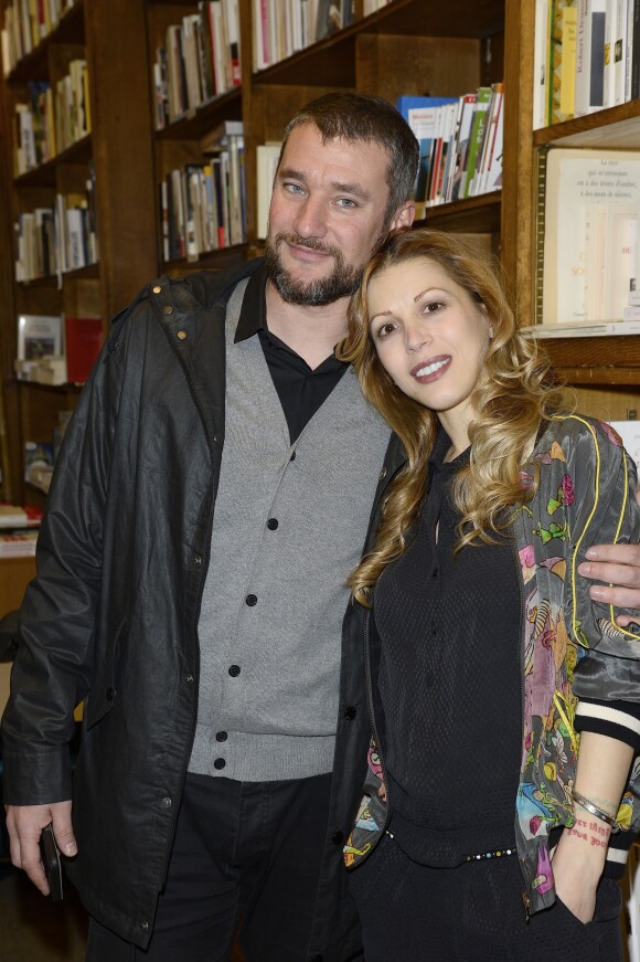 Tristane Banon et son compagnon Pierre Ducrocq lors d'une séance de dédicaces de la romancière pour son ouvrage "Love et caetera" à la librairie Delamain à Paris, le 2 avril 2015