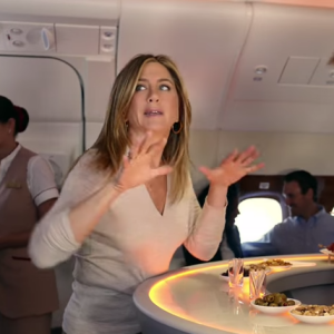 Jennifer Aniston dans un spot publicitaire pour Emirates. (capture d'écran)