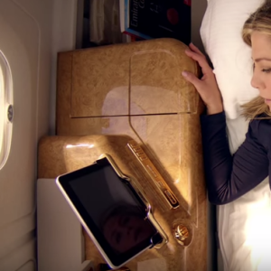 Jennifer Aniston dans un spot publicitaire pour Emirates. (capture d'écran)