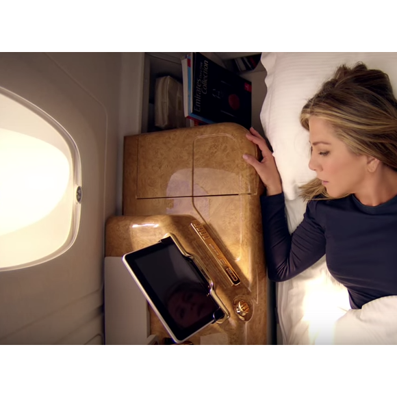 Jennifer Aniston dans un spot publicitaire pour Emirates. (capture d'écran)