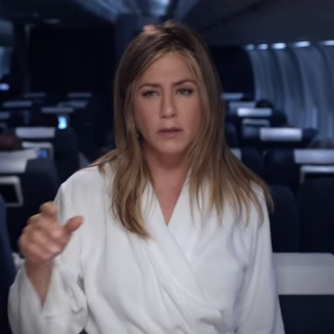 Jennifer Aniston en plein cauchemar dans un spot publicitaire pour Emirates, octobre 2015. (capture d'écran)